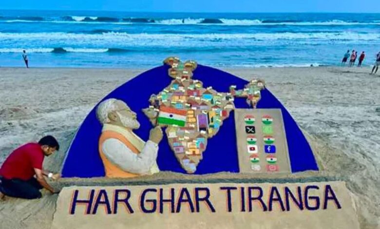 sand artist Sudarshan Patnaik gave the message of 'Har Ghar Tiranga' made of PM Modi's sand sculpture