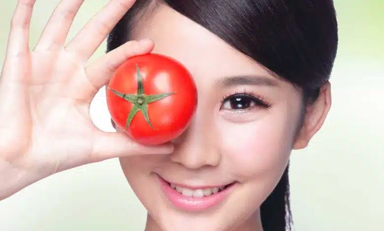 5 benefits of rubbing tomatoes on your face