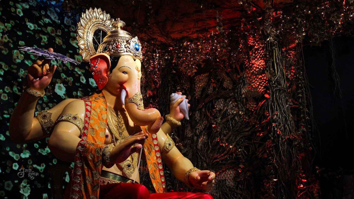 Crowd of devotees to have darshan of Lord Ganesha at Lalbaugcha Raja in Mumbai