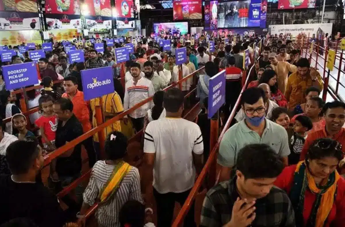 Crowd of devotees to have darshan of Lord Ganesha at Lalbaugcha Raja in Mumbai