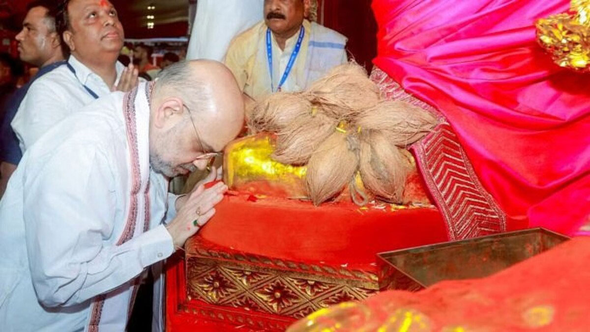 Crowd of devotees to have darshan of Lord Ganesha at Lalbaugcha Raja in Mumbai