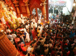 Crowd of devotees to have darshan of Lord Ganesha at Lalbaugcha Raja in Mumbai