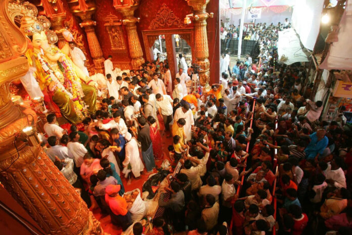 Crowd of devotees to have darshan of Lord Ganesha at Lalbaugcha Raja in Mumbai