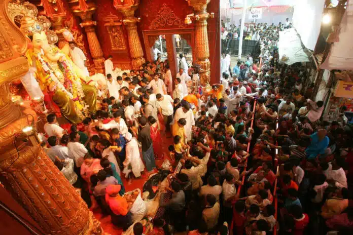 Crowd of devotees to have darshan of Lord Ganesha at Lalbaugcha Raja in Mumbai