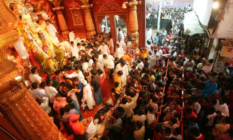 Crowd of devotees to have darshan of Lord Ganesha at Lalbaugcha Raja in Mumbai
