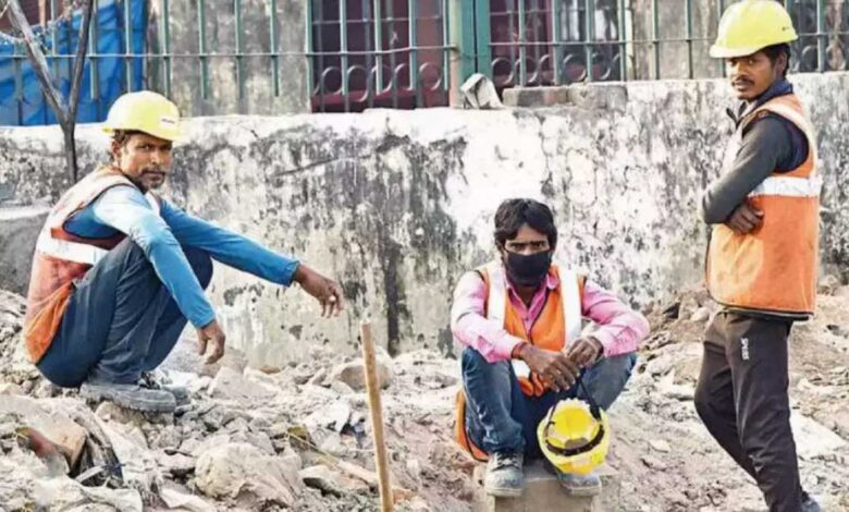 Delhi government announced to increase the minimum wage of workers.