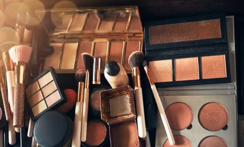 Need to do your makeup quickly Apply blush, contour, highlighter with your fingers!