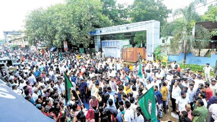 Odisha BJD workers demonstrated in front of Raj Bhavan over the attack on the fiancée of an army soldier