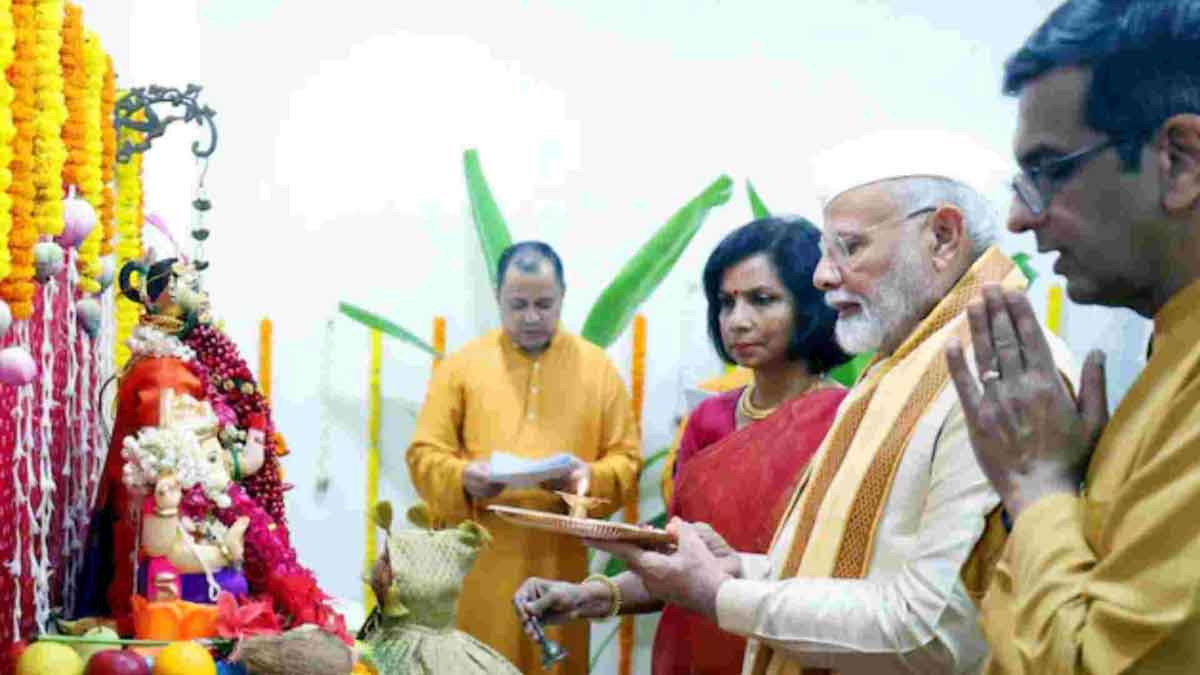 PM Narendra Modi Visits CJI DY Chandrachud's Residence For Ganesh Puja