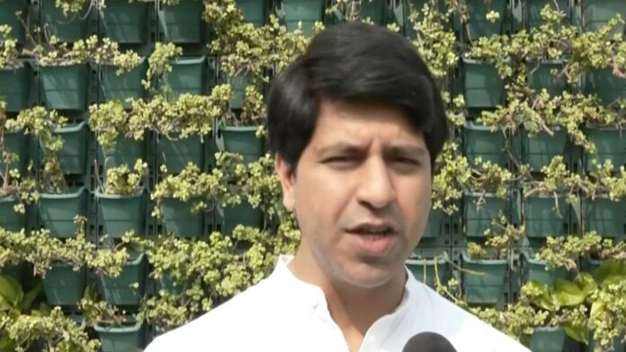 Shehzad Poonawalla criticized Manish Sisodia for comparing himself to Laxman