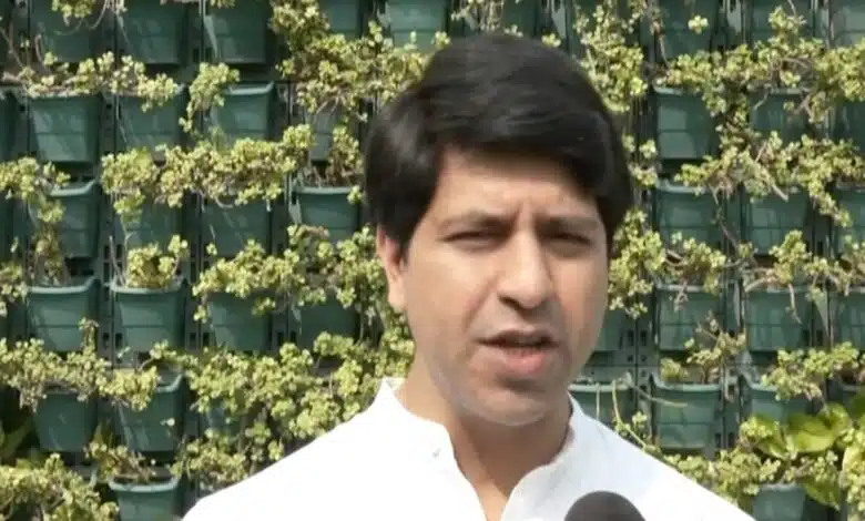 Shehzad Poonawalla criticized Manish Sisodia for comparing himself to Laxman