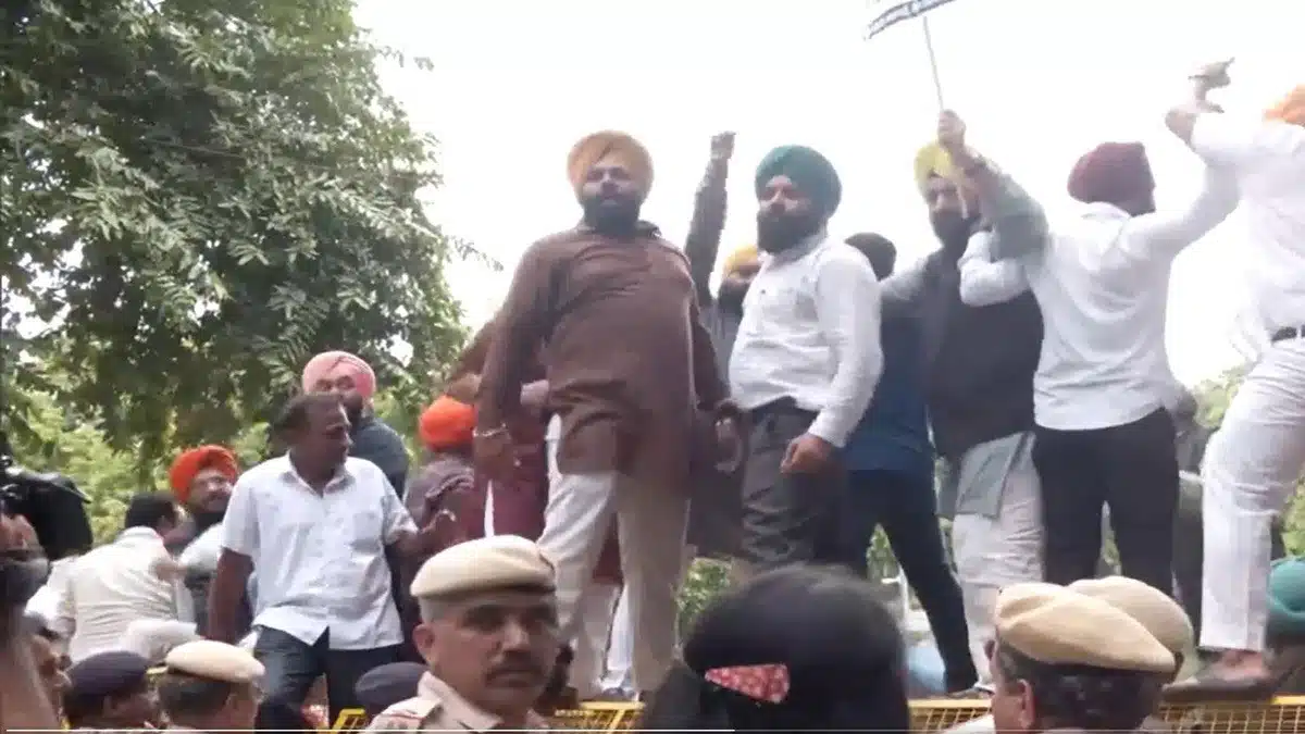 Sikh cell protested outside Rahul Gandhi's residence over his remarks on Sikh community