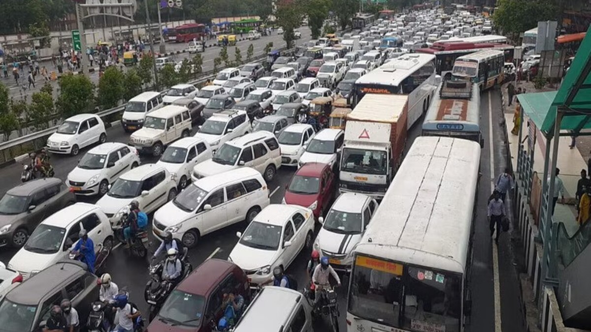 Traffic jam becomes a problem in Delhi after heavy rain in the morning