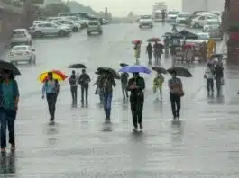 Traffic jam becomes a problem in Delhi after heavy rain in the morning