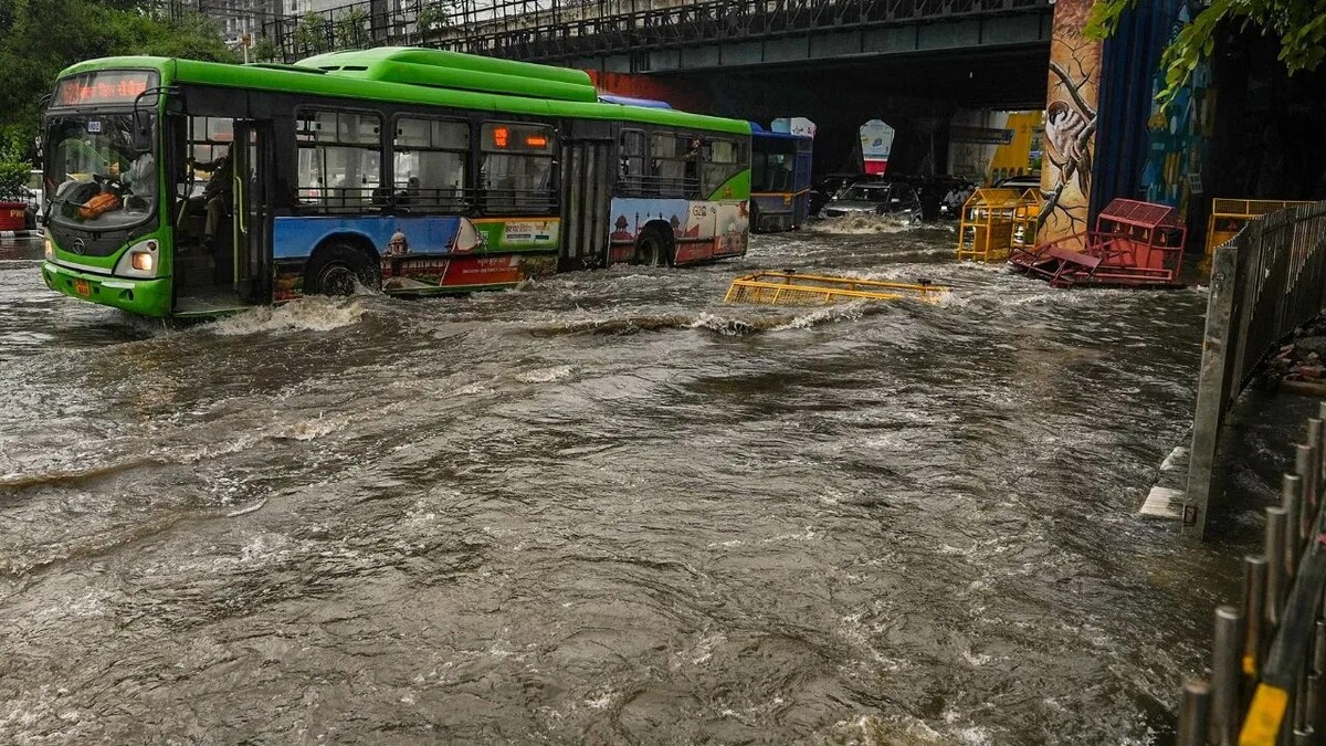 Traffic jam becomes a problem in Delhi after heavy rain in the morning