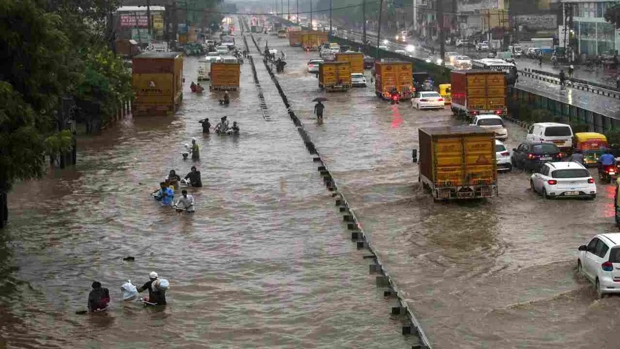 Traffic jam becomes a problem in Delhi after heavy rain in the morning