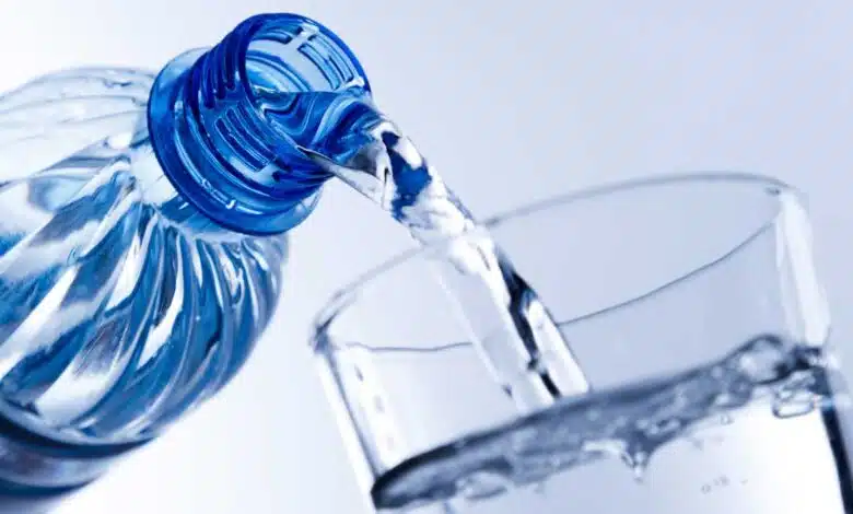 Water on an empty stomach: 5 benefits and problems
