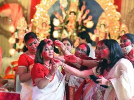 What is the special sign of Sindoor Khela in Durga Puja