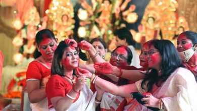 What is the special sign of Sindoor Khela in Durga Puja