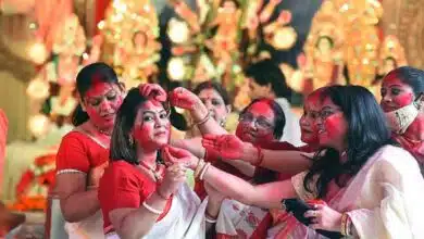 What is the special sign of Sindoor Khela in Durga Puja