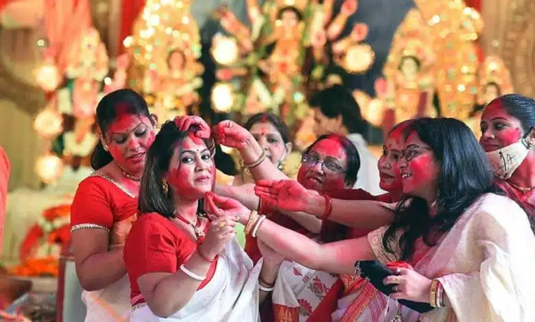 What is the special sign of Sindoor Khela in Durga Puja