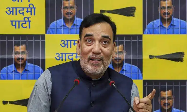 BJP's Shehzad Poonawalla reached Smog Tower to protest against Delhi's air pollution