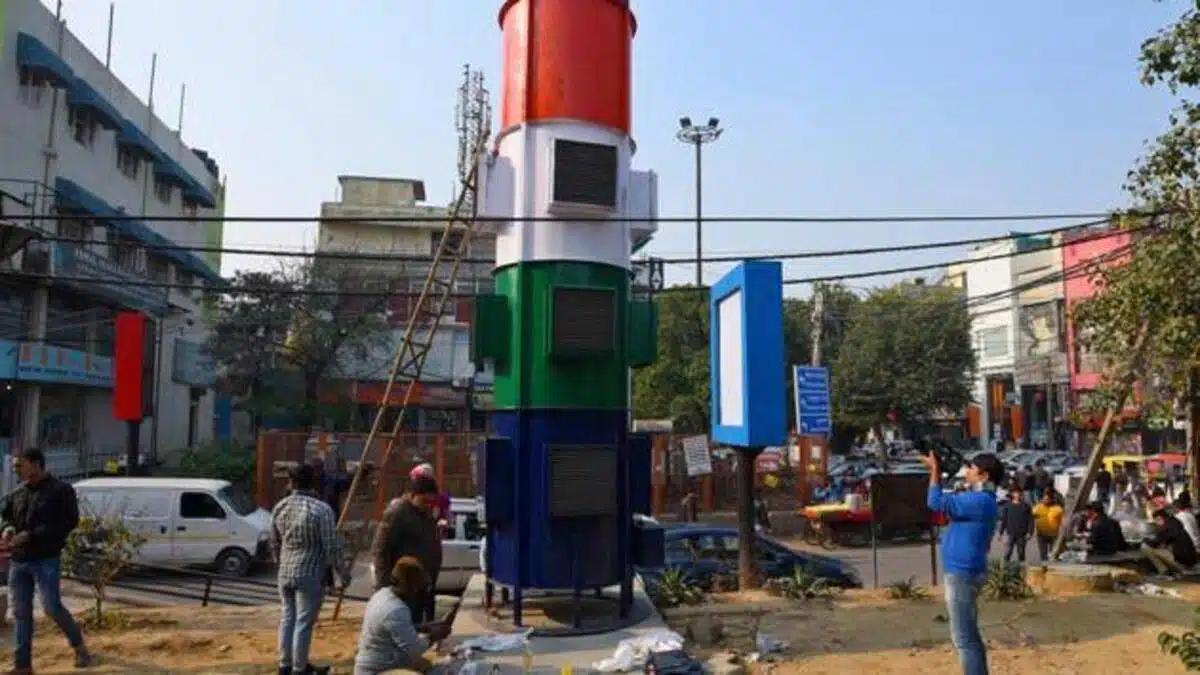 BJP's Shehzad Poonawalla reached Smog Tower to protest against Delhi's air pollution