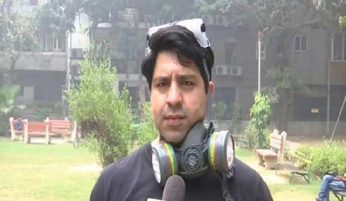 BJP's Shehzad Poonawalla reached Smog Tower to protest against Delhi's air pollution