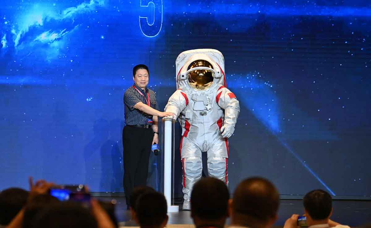 China Introduces Advanced Spacesuit for Moon Mission