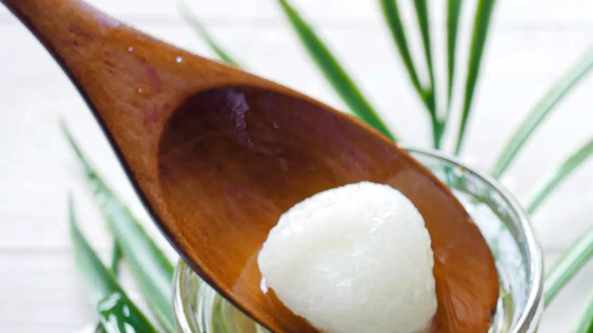 What are the benefits of applying coconut oil