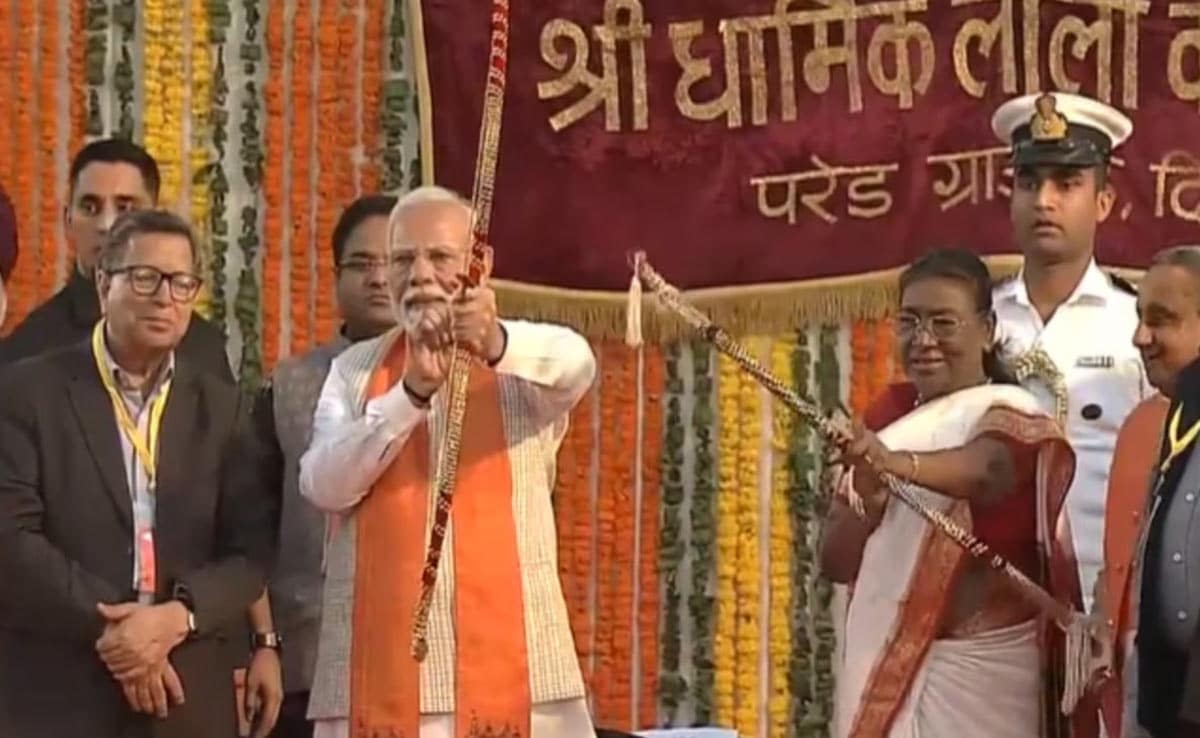 Dussehra: President Murmu and PM Modi performed Ravana Dahan in Delhi.