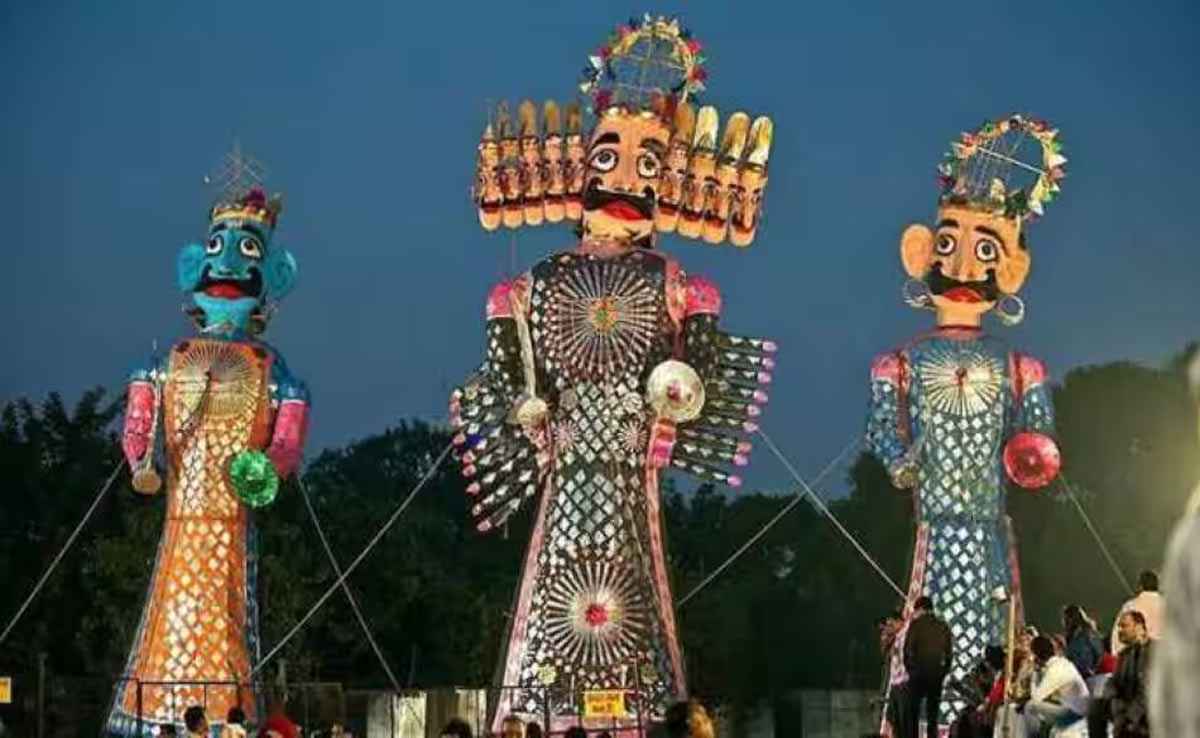 Dussehra: President Murmu and PM Modi performed Ravana Dahan in Delhi.