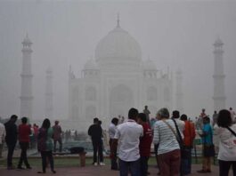 Fog engulfs Taj Mahal