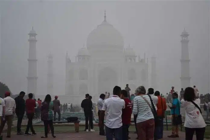 Fog engulfs Taj Mahal