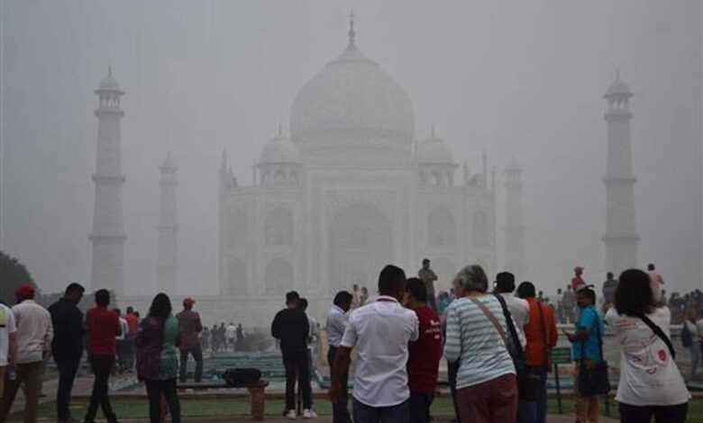 Fog engulfs Taj Mahal
