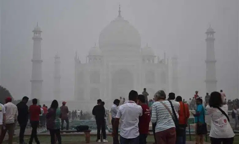 Fog engulfs Taj Mahal