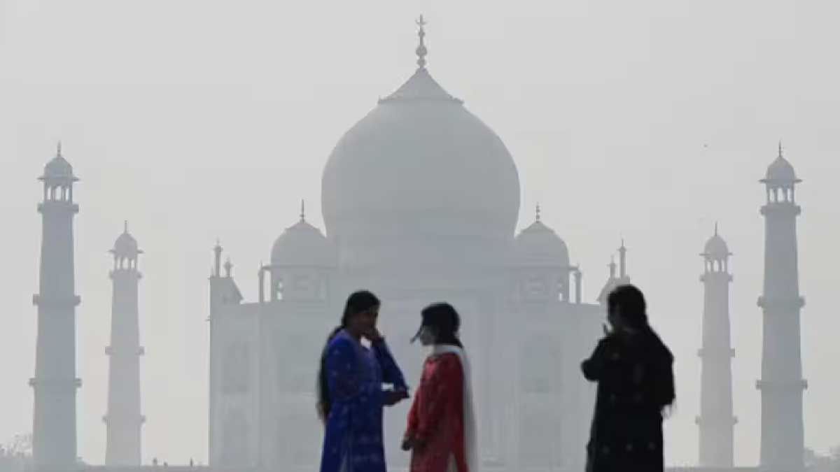 Fog engulfs Taj Mahal