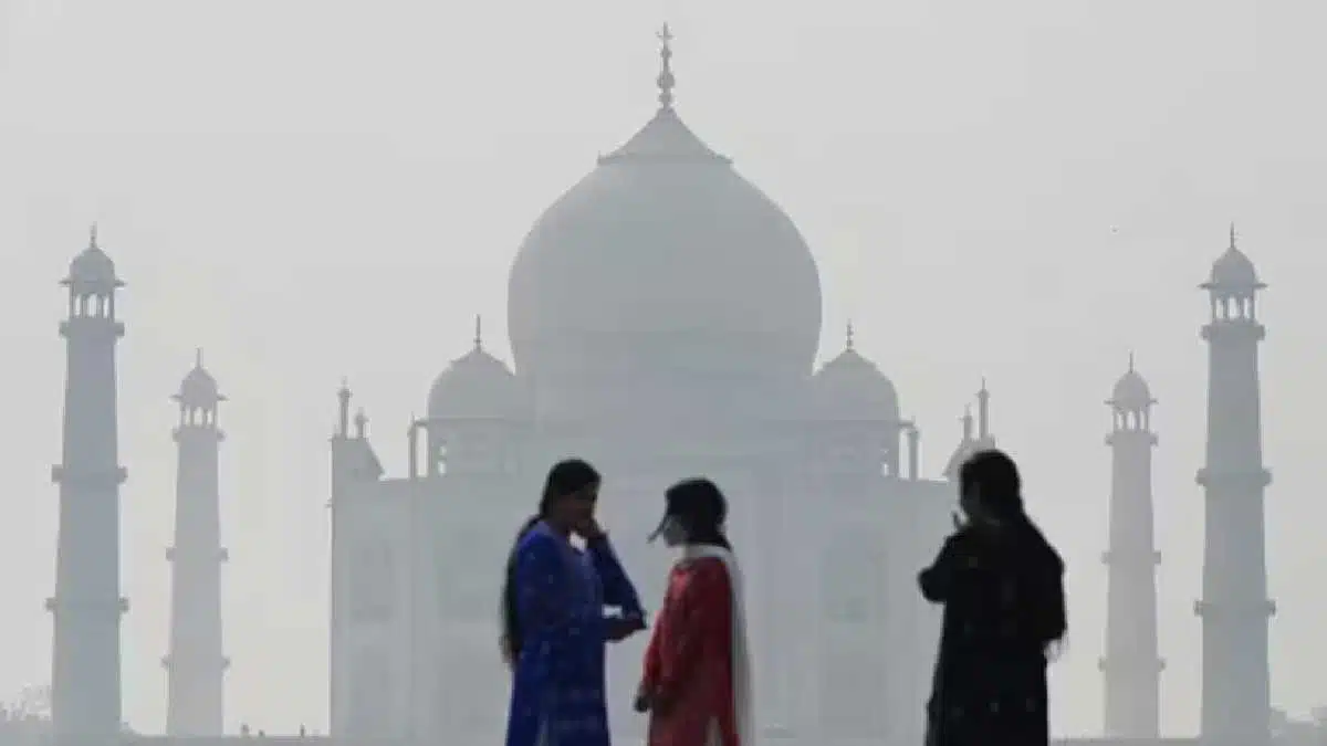 Fog engulfs Taj Mahal