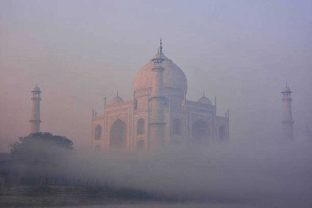 Fog engulfs Taj Mahal