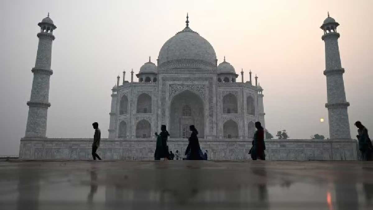 Fog engulfs Taj Mahal