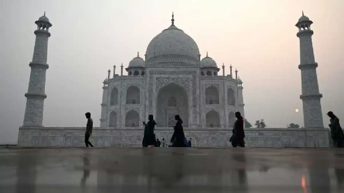 Fog engulfs Taj Mahal