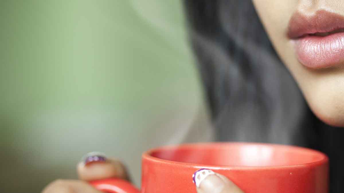 What are the benefits of drinking hot water?