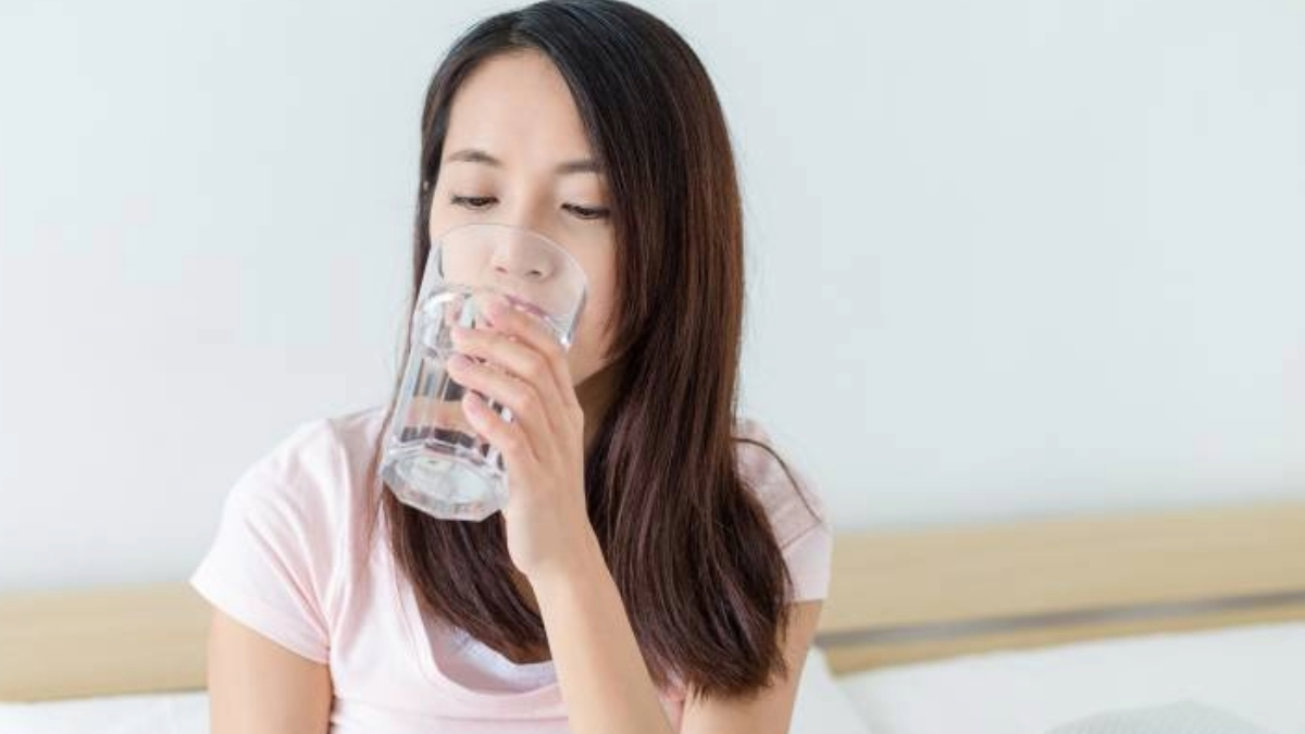 What are the benefits of drinking hot water?