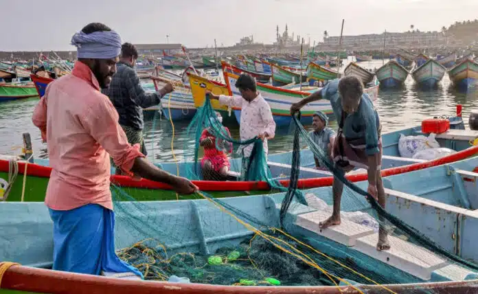 Sri Lanka: Navy caught 12 Indian fishermen, total 462 arrests this year