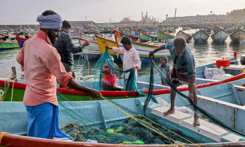 Sri Lanka: Navy caught 12 Indian fishermen, total 462 arrests this year