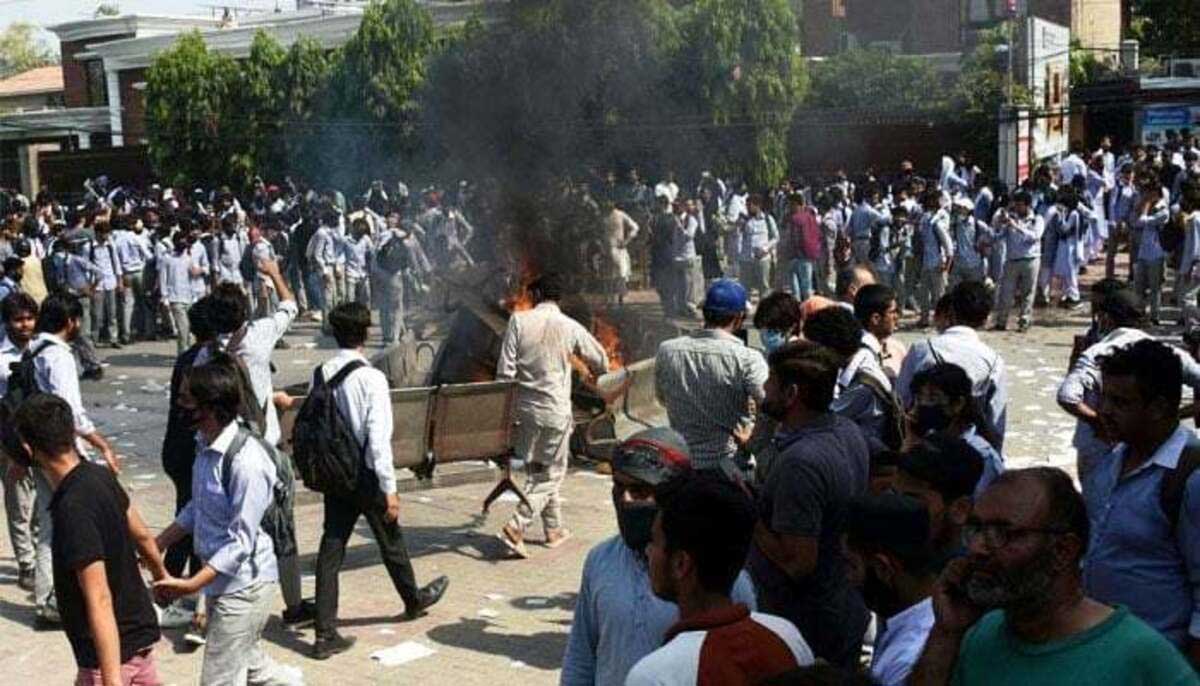 Pakistan Karachi University students protest against rising fees