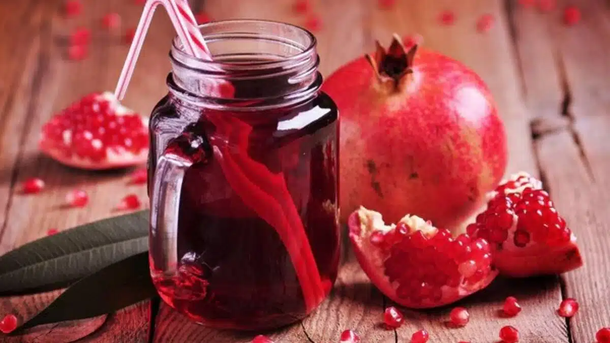 Pomegranate Juice Benefits, Nutritional Information and Uses