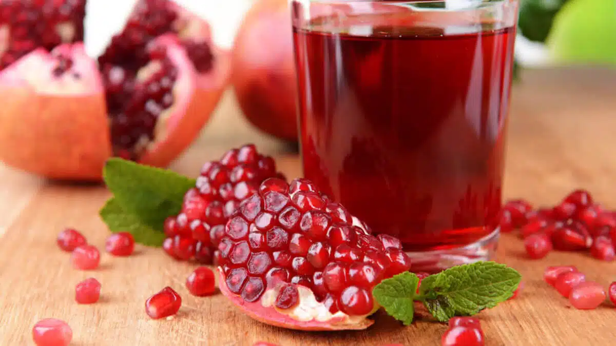 Pomegranate Juice Benefits, Nutritional Information and Uses