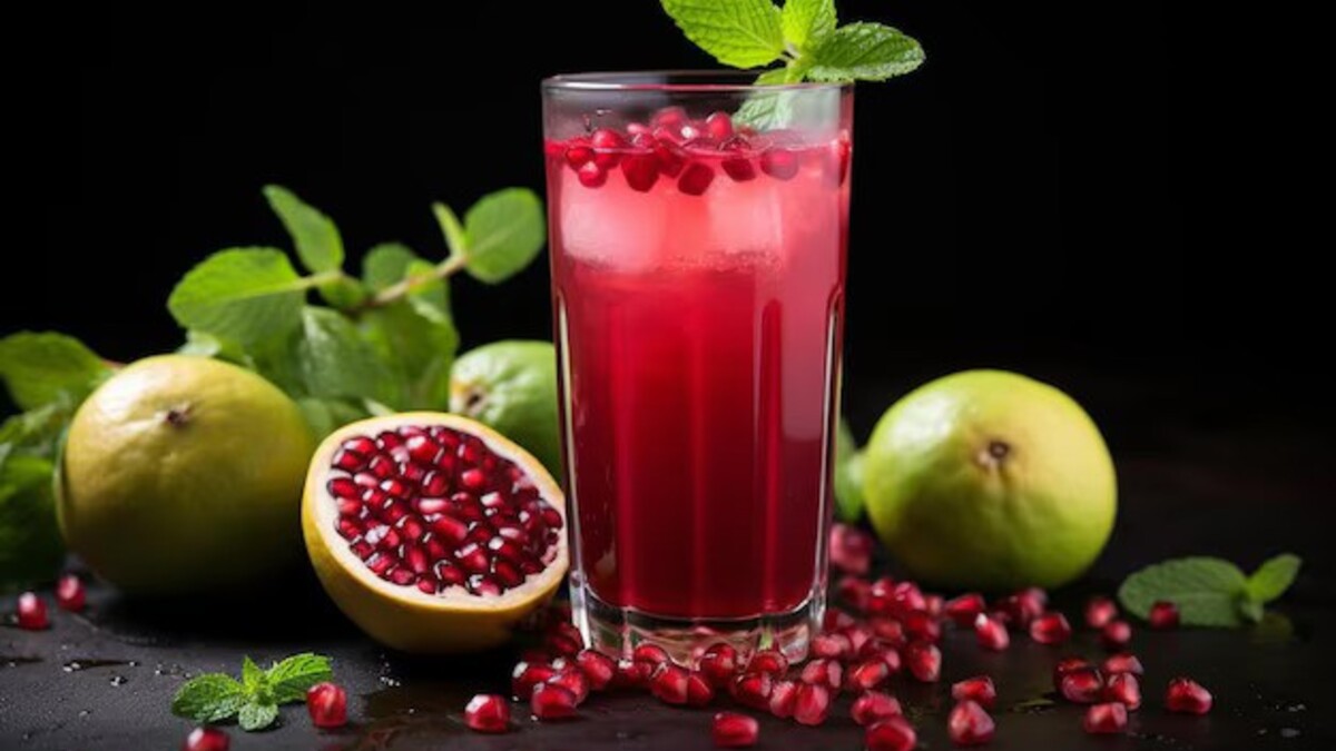 Pomegranate Juice Benefits, Nutritional Information and Uses