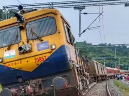 Shalimar Express derail in Maharashtra